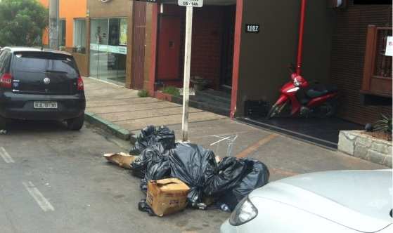 A Prefeitura de Cuiabá informou que uma operação emergencial foi deflagrada nesta segunda-feira, onde equipes montadas pela própria administração estão atuando emergencialmente na coleta do lixo urbano.
