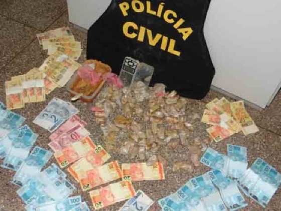 Polícia apreendeu R$ 2.600 mil, 500g de cocaína e vários invólucros/cápsulas que tinham sido ingeridas pelos casais. (Foto: Divulgação Polícia Civil)
