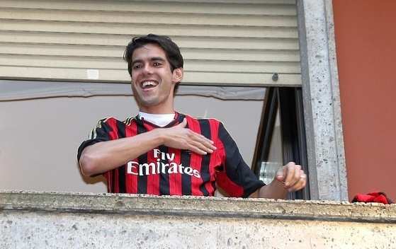 Kaká com a camisa do Milan após assinar contrato por duas temporadas (Foto: AP)