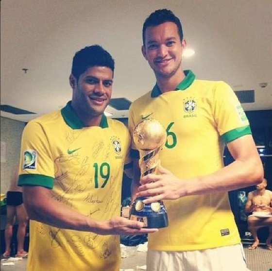 Hulk e Réver com a taça; ao fundo, Diego Cavaileri sem roupa. (Foto: Reprodução / Instagram)
