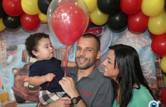EM FAMÍLIA: DIEGO CAVALIERI COM O FILHO, ENZO, E A MULHER, DANIELA (FOTO: REPRODUÇÃO/TWITTER)
