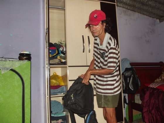 Marinô Pascoal de Melo mostra o armário e a mochila onde estava o dinheiro (Foto: Tomás Baggio/G1)