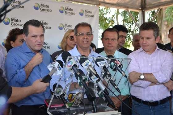 Autoridades acompanham governador; Eder, ao fundo 