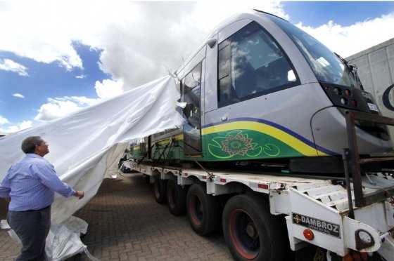 Carretas 'desfilaram' com os primeiros carros do VLT nas principais vias de Cuiabá.