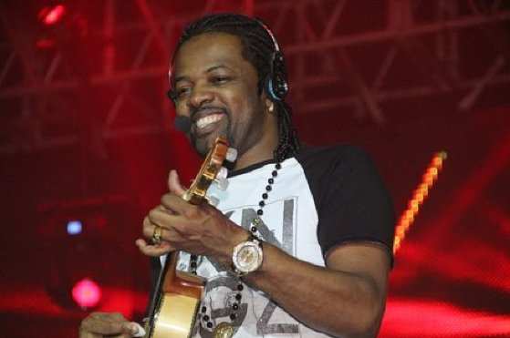 Xande de Pilares é o vocalista do grupo de pagode Revelação