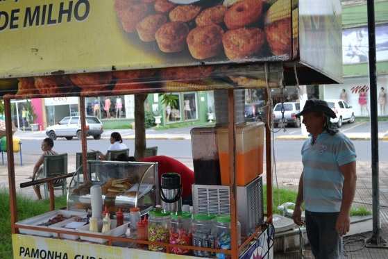 Medo de perder ponto de trabalho tornou-se constante nos vendedores ambulantes de alimentos na região central de Cuiabá.