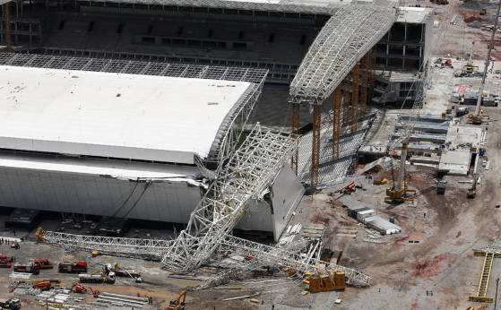 Cobertura cai e destrói parte da arquibancada do Itaquerão; construtora confirma mortes (Crédito:Folhapress)
