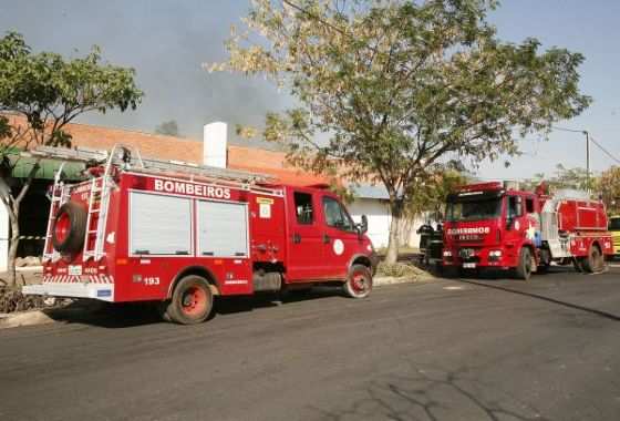Kombi pega fogo em garagem de casa em Cuiabá.