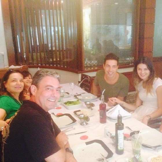 Francisco (de camiseta preta) postou foto do almoço com a família, na qual apareciam Di Ferrero e Isabelli Fontana de mãos dadas
