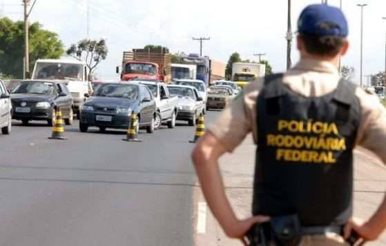 Várias guarnições da PM fizeram rondas pela região, mas não conseguiram localizar o carro e nem prender os bandidos. 
