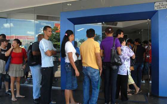 Depois do feriado de ontem, agências ficam cheias no primeiro dia útil de 2014