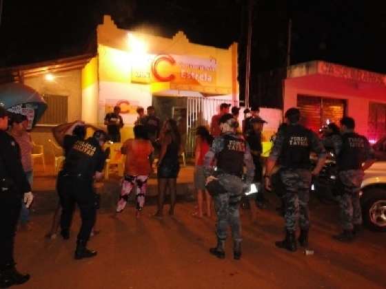 O ‘evento’ ocorria no ‘Espaço Martins’, localizado no bairro Altos da Serra, região periférica de Cuiabá. 