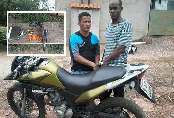 Bandidos usaram uma motocicleta Honda XRE para fugir. 