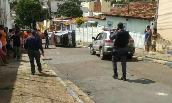Os bandidos que estavam sendo perseguidos não foram localizados. 