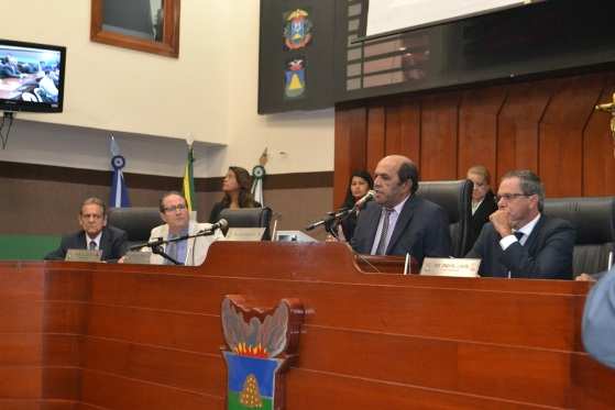 Sem a presença do prefeito, Pinheiro abre os trabalhos da Casa prometendo pagar exonerados e adiando notifialção de João Emanuel.