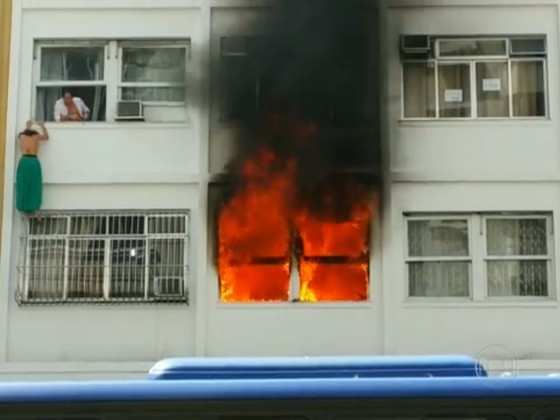 O incêndio destruiu um apartamento no primeiro andar do prédio, na Avenida Nossa Senhora de Copacabana. A fumaça tomou conta do corredor do edifício, razão pela qual Rosemeri precisou descer pela janela.