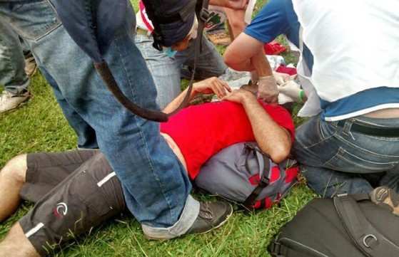 Manifestante ferido é socorrido no gramado da Esplanada dos Ministérios