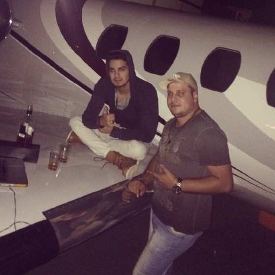 LUAN SANTANA E O PRODUTOR FERNANDO BARON