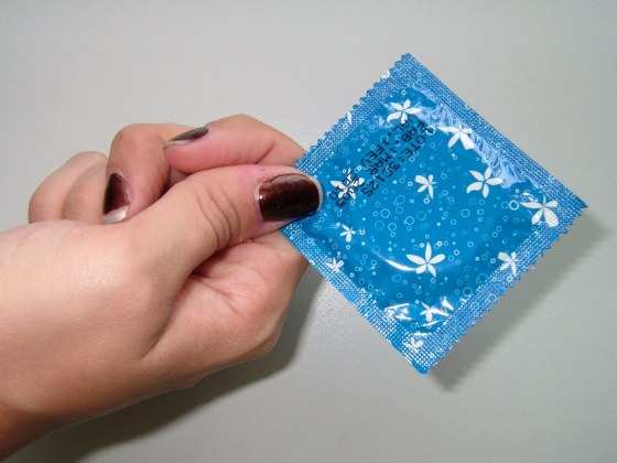 Preservativo é facilmente encontrável em postos de saúde Na farmácia, custam em média R$ 3