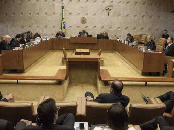 A decisão foi tomada no julgamento dos recursos chamados "embargos infringentes", apresentados pelos oito condenados, que o Supremo começou a analisar na semana passada e conclui nesta quinta.
