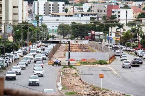 Canteiro central da avenida foi destruído pela obra que não avança