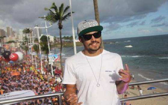 Caio Castro esconde machucado com boné