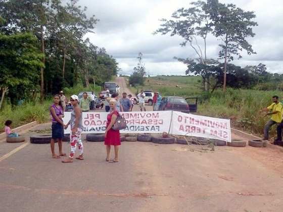 O protesto foi feito pelos moradores e vereadores na manhã desta segunda-feira (10).