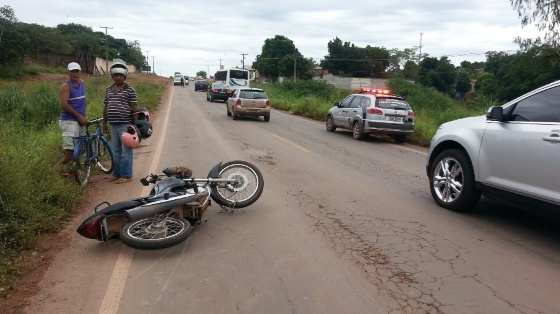 De acordo com o motorista do micro-ônibus, Reginaldo da Silva, o acidente ocorreu porque ele e o motociclista tentarem fazer uma ultrapassagem juntos. 