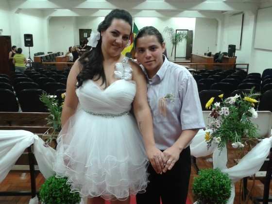 Mariana da Silva Maciel Rodrigues e Daniela dos Santos Rodrigues Maciel oficializaram sua relação em cerimônia aberta ao público .