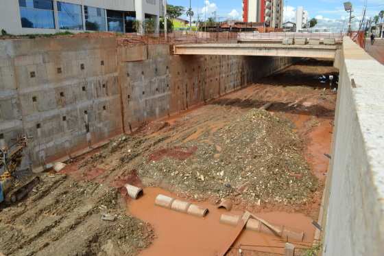 Sem alterações nas adutoras e com tubulações de água acima do nível Trincheira do Santa Rosa está alagada.