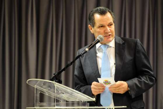 Silval nem se deu conta do constrangimento causado ao pré-candidato ao lado.