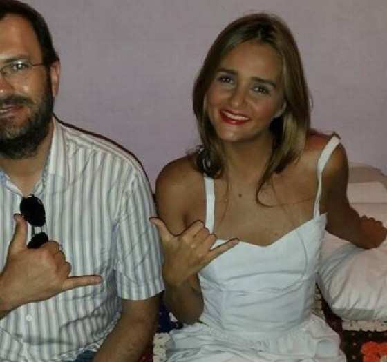 Catarina já com a roupa da sua personagem, uma prostituta, ao lado do produtor Rolando Christian Coelho