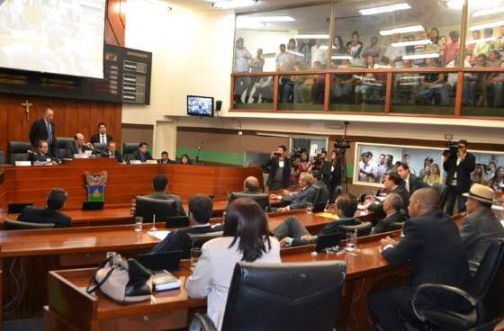 Com 20 votos, vereadores cassam vereador João Emanuel