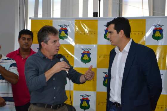O prefeito Mauro Mendes, recebe Domingos Sávio como secretário, com a 'benção' do presidente da Câmara Júlio Pinheiro (PTB).