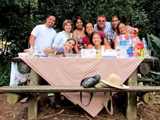 Bárbara levou uma turista indiana e um inglês para um piquenique com os amigos; ideia é mostrar o dia a dia do destino aos estrangeiros