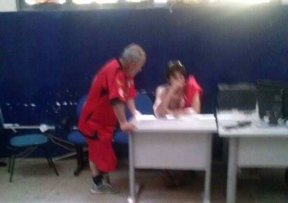 O chileno Fernando  (sem camisa) conversando com um colega na Central de Flagrantes