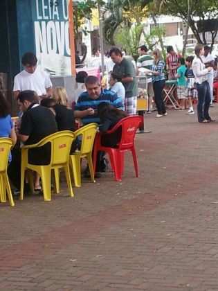 Prado troca, literalmente, figurinhas na Praça