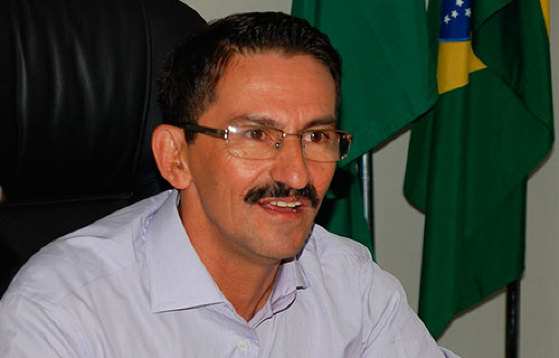 Prefeito é acusado de improbidade administrativa e irregularidades em contrato com empresa tecnologia. 