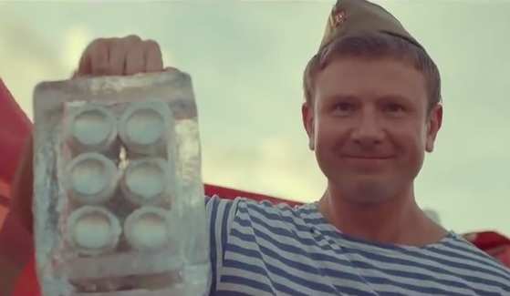 Comercial da Skol usa Cuiabá como cenário e russos como personagens