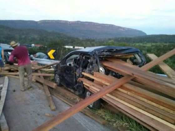 Os carros envolvidos na tragédia foram encaminhados para um pátio de guincho da prefeitura, onde agentes da Politec investigam o motivo que a carreta desceu a pista desgovernada. 