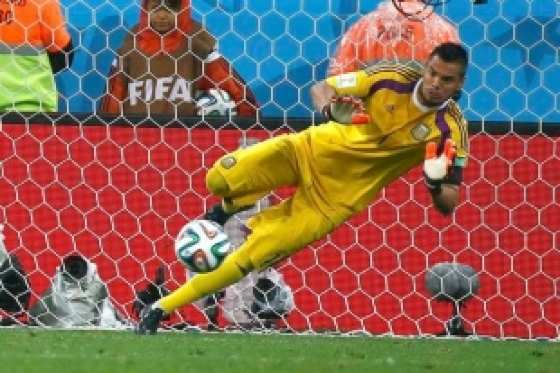 Goleiro argentino pegou dois pênaltis e garantiu time na final