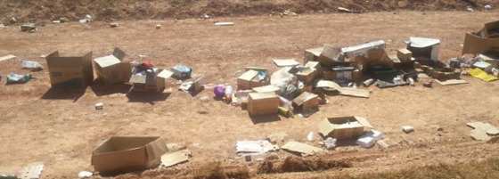 Dezenas de caixas de papelão, garrafas pet e diversos tipos de embalagens tomaram conta do espaço onde deveria estar ocupado pelos trilhos do VLT. 