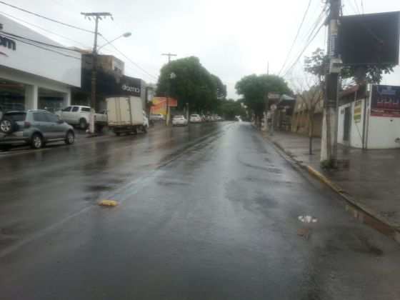 Avenida Getúlio Vargas que geralmente é uma das mais movimentadas em Cuiabá, amanheceu completamente vazia.