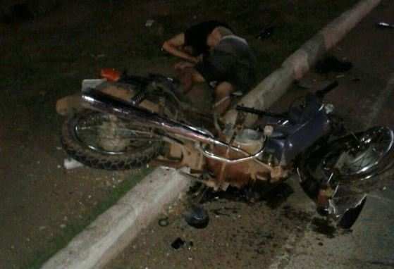 O impacto foi tão violento que deixou a motocicleta BIZ praticamente destruída