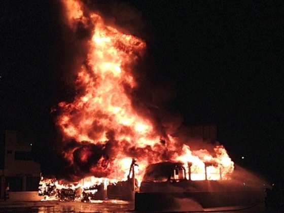 Cinco ônibus e um micro da empresa que faz transporte coletivo em Sinop foram incendiados