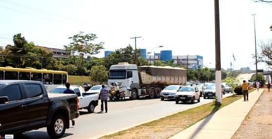 Retorno criado no canteiro central da Avenida do CPA causa transtorno aos motoristas