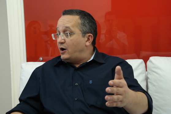 Pedro Taques: lidera pesquisas e é alvo de adversários, como Riva