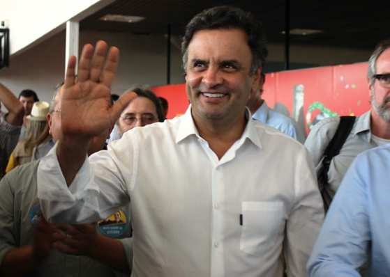 Aécio Neves chegou ao Aeroporto Marechal Rondon por volta das 13:30h e seguiu para o centro de Cuiabá onde participa de uma caminhada