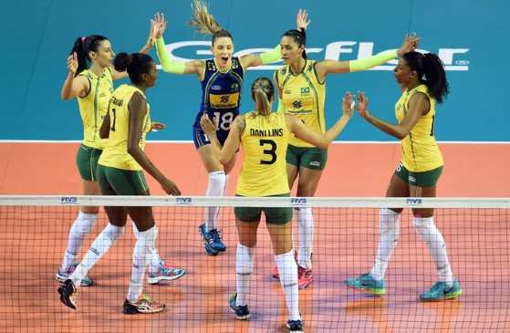 Jogadoras da seleção brasileira vibram durante a vitória sobre o Japão