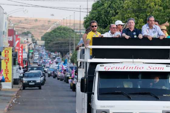 o período da noite, Riva esteve na 4ª Festa do Peão da cidade de Nova Santa Helena, que completou 13 anos de emancipação política no último dia 18